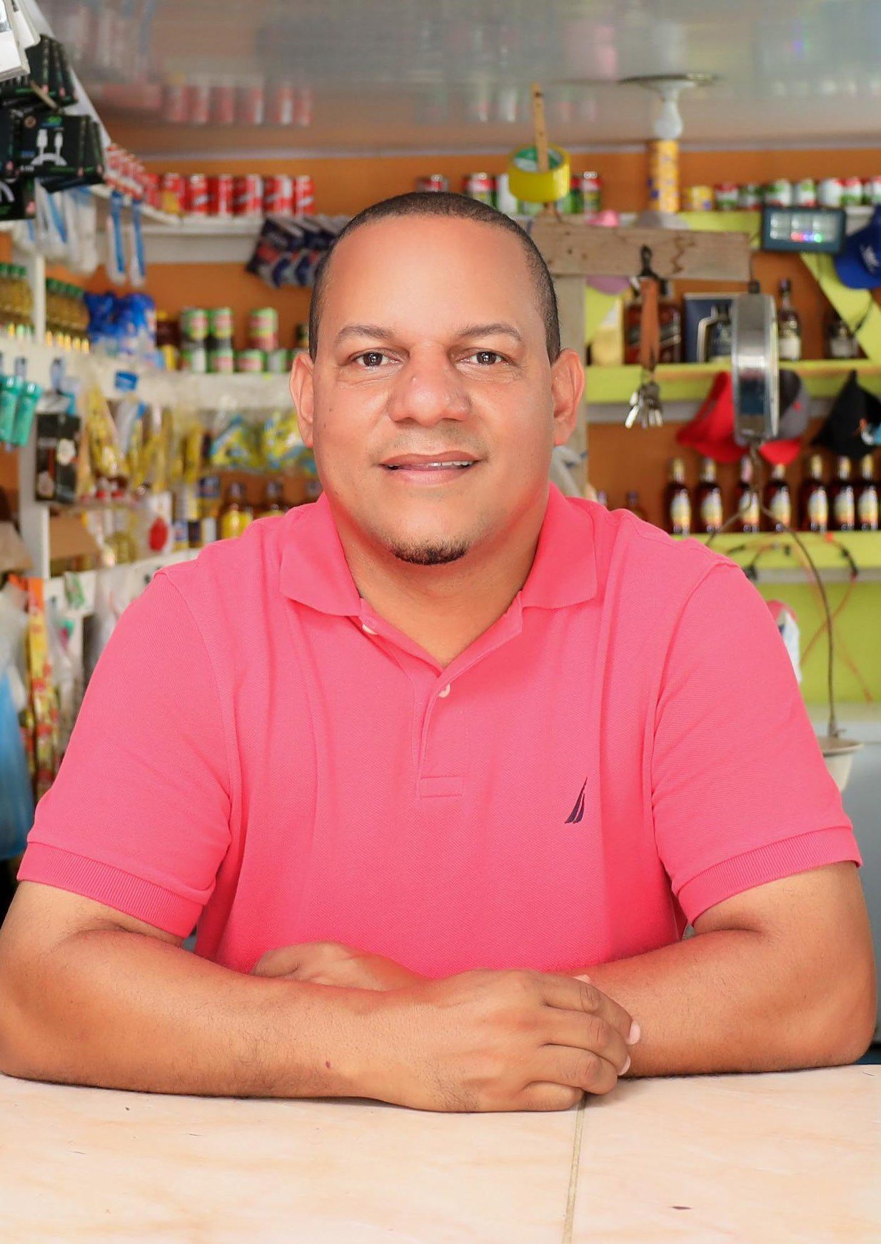 Melvin Cruz en su negocio