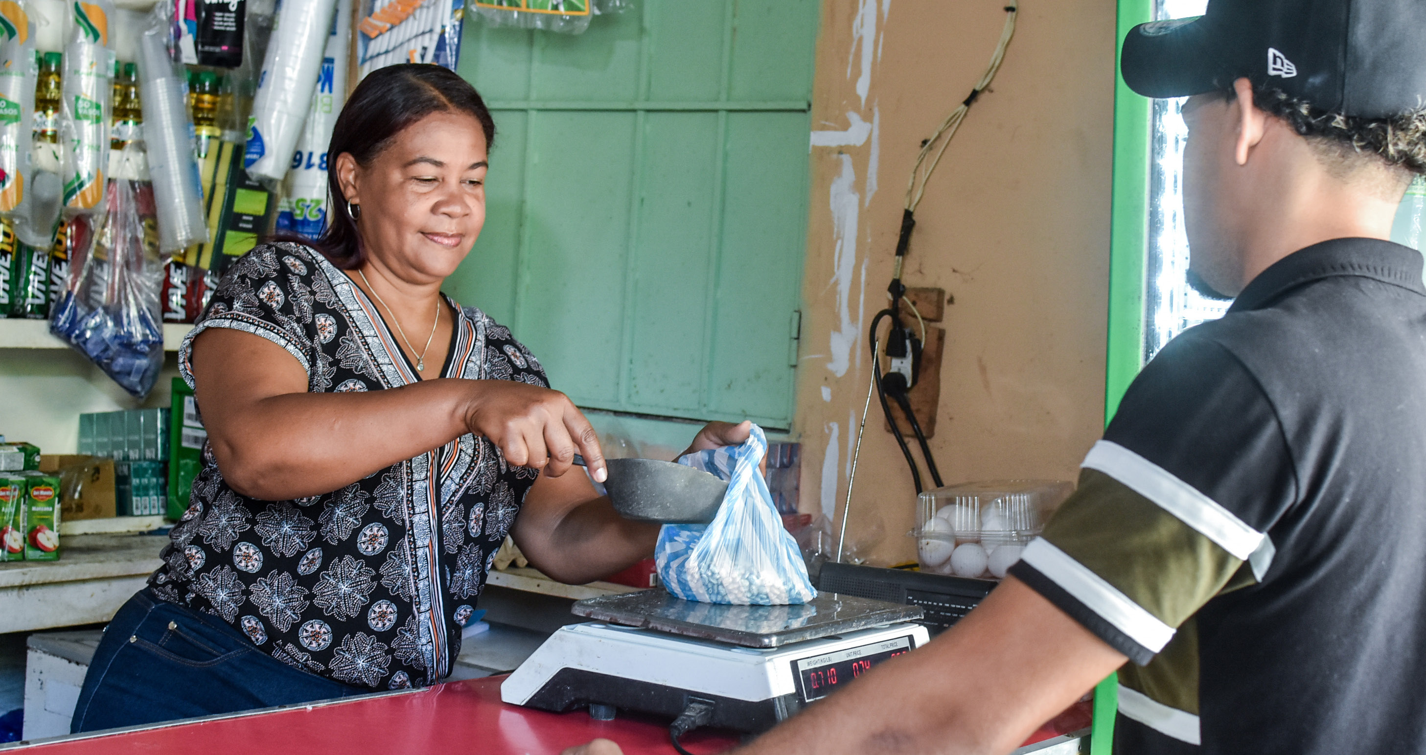 Comerciante atendiendo en su negocio